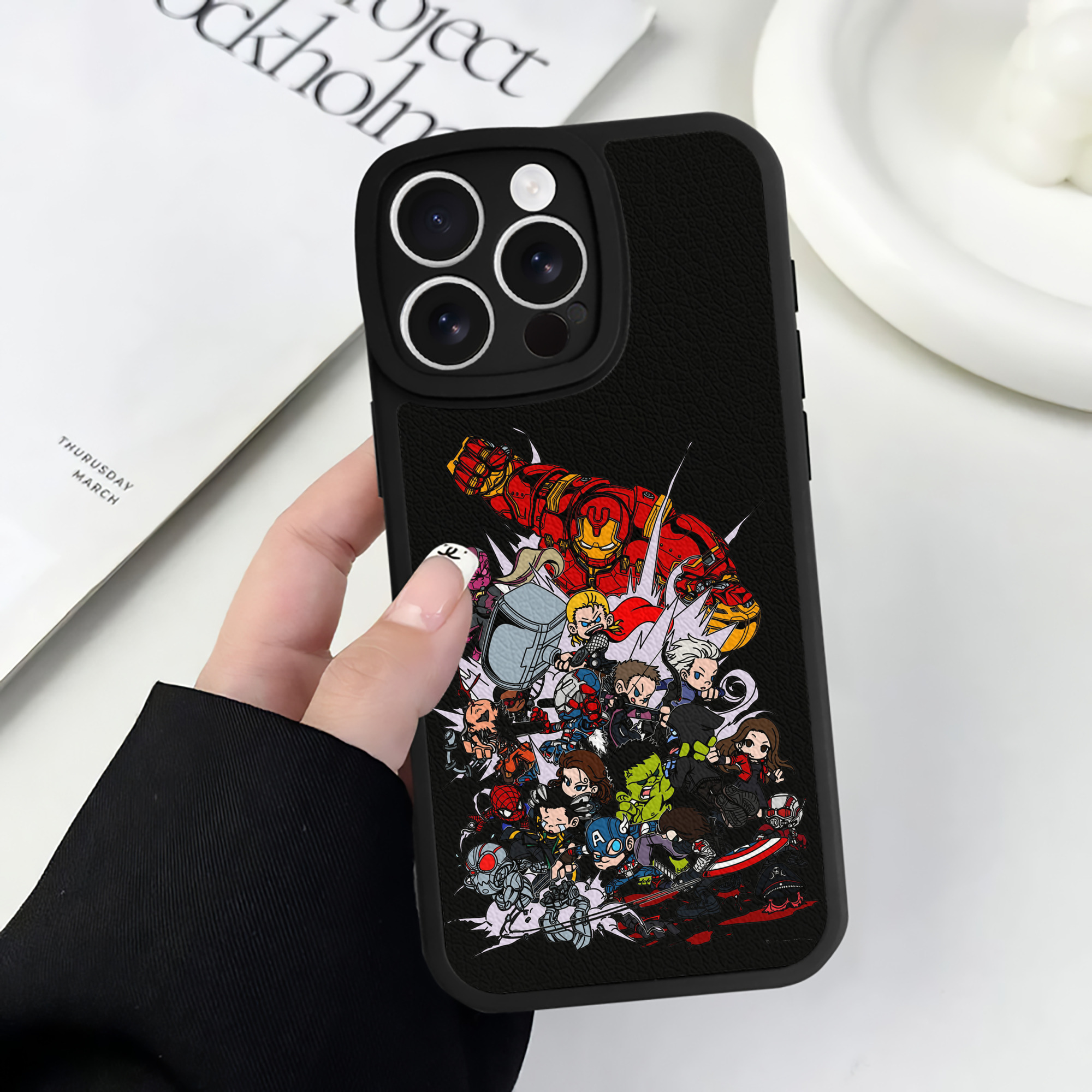 （画像用） アベンジャーズ The Avengers 【iPhone 16シリーズ対応】シリコンスマホケース（レザー調） 材質：シリコン